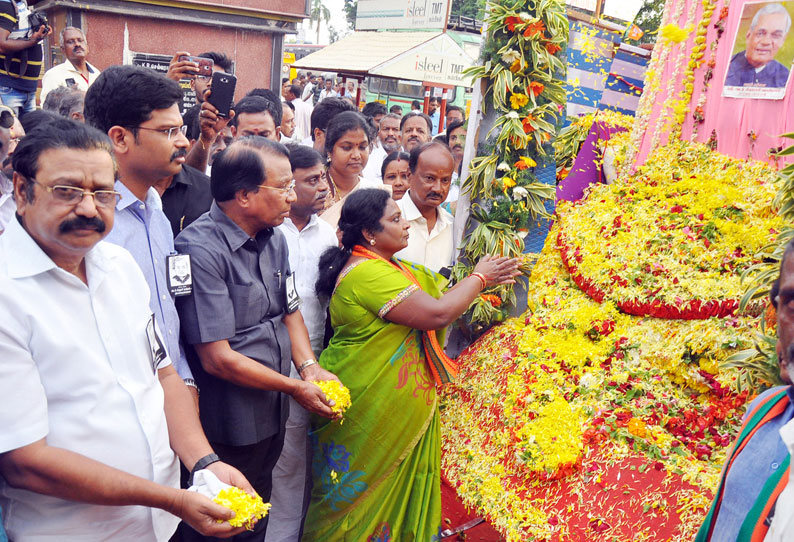 வேலூர் பழைய பஸ்நிலையம்: வாஜ்பாய் அஸ்திக்கு அனைத்து கட்சி பிரமுகர்கள் அஞ்சலி