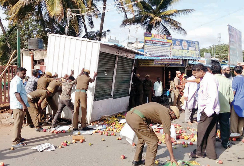 ஆக்கிரமிப்பு கடைகள் அகற்றம் உரிமையாளர்கள் சாலை மறியல்