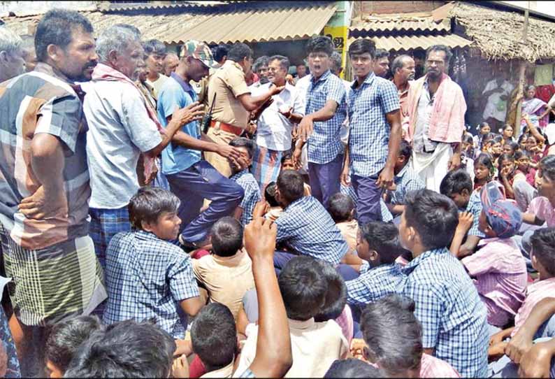 அணைப்பட்டியில் மதுக்கடையை மூடக்கோரி பள்ளி மாணவர்கள் சாலை மறியல்