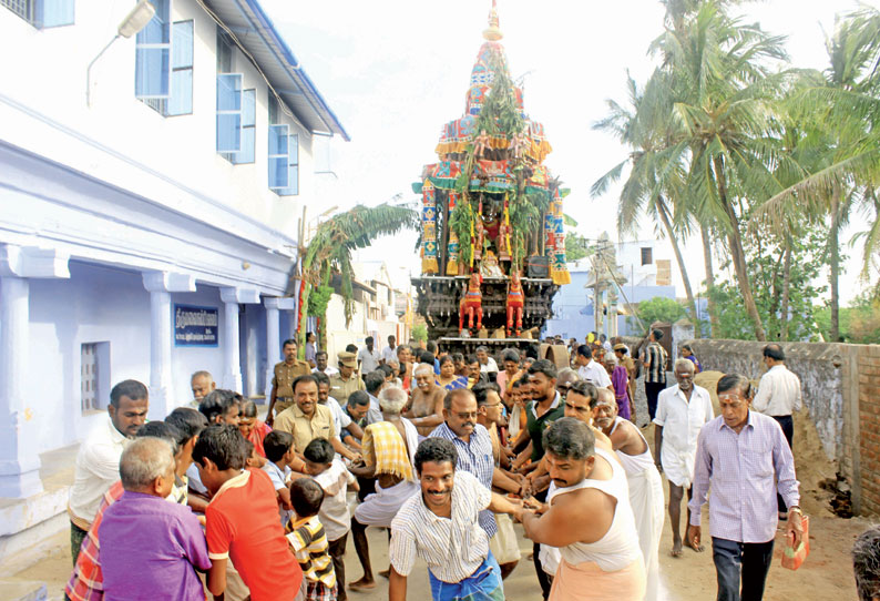 நெல்லை குறுக்குத்துறை சுப்பிரமணிய சுவாமி கோவில் தேரோட்டம் திரளான பக்தர்கள் கலந்து கொண்டனர்