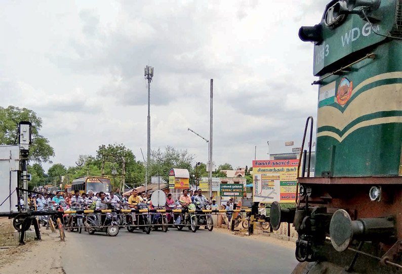 சிவகாசியில் ½ மணி நேரம் பூட்டப்பட்ட ரெயில்வே கேட்: சுட்டெரிக்கும் வெயிலில் பொதுமக்கள் அவதி