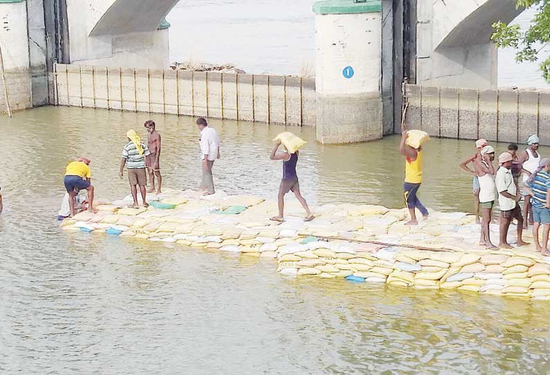 கொள்ளிடம் அணை இடிந்த இடத்தில் 2½ லட்சம் மணல் மூட்டைகளை கொண்டு தற்காலிக சீரமைப்பு பணி