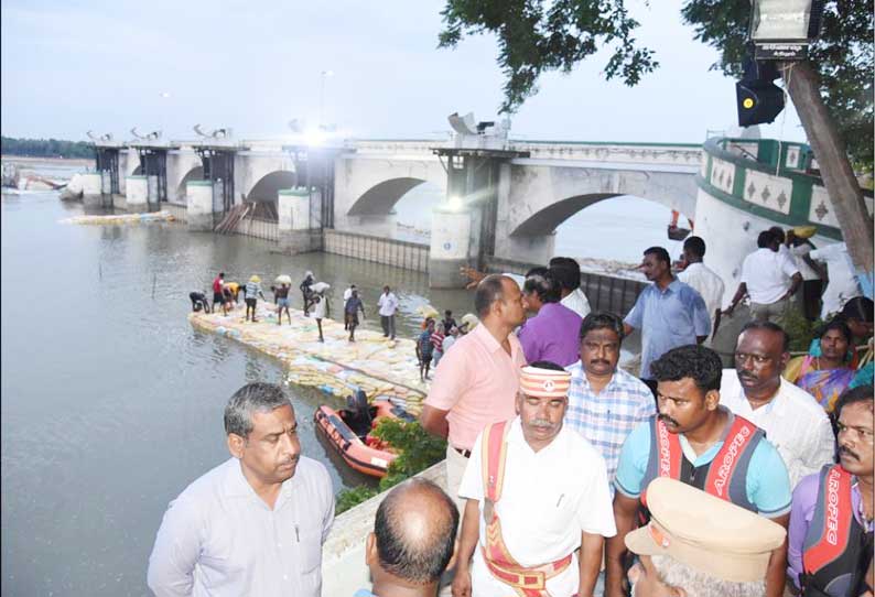 முக்கொம்பு கொள்ளிடம் அணையில் சீரமைப்பு பணி தீவிரம்: கட்டுமான பொருட்களை எடுத்து செல்ல விசைப்படகுகள் வருகை