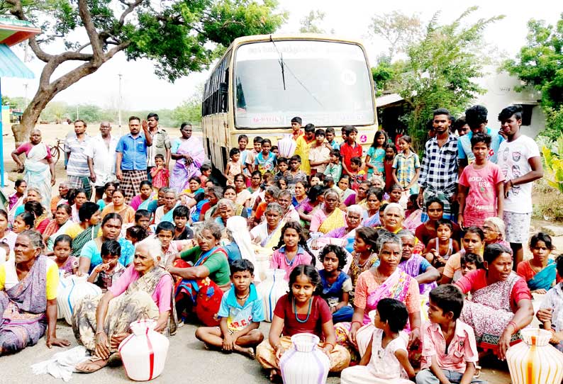 தண்ணீர் தட்டுப்பாட்டை நீக்க கோரி கிராம மக்கள் அரசு பஸ்சை சிறைபிடித்தனர்