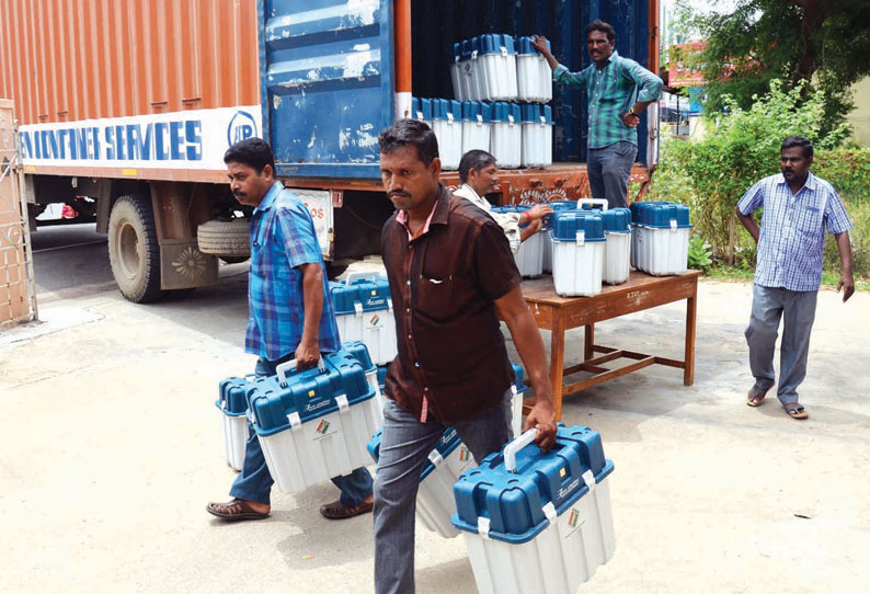 பெங்களூருவில் இருந்து நாமக்கல்லுக்கு 2,160 ஒப்புகை சீட்டு வழங்கும் எந்திரங்கள் கொண்டு வரப்பட்டன