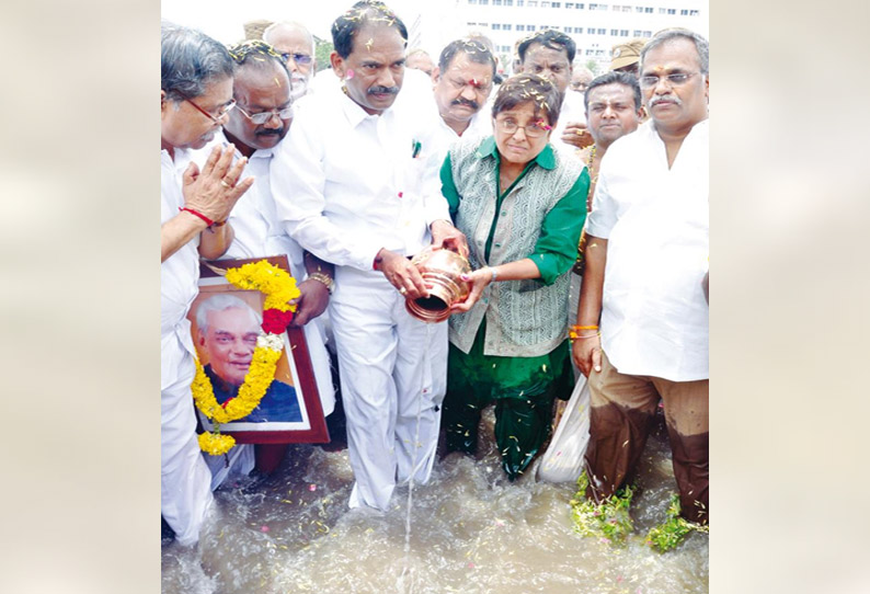 சட்டத்தை மதிப்பதிலும், கடைபிடிப்பதிலும் மிகவும் உறுதியானவர் வாஜ்பாய் - கவர்னர் கிரண்பெடி புகழாரம்