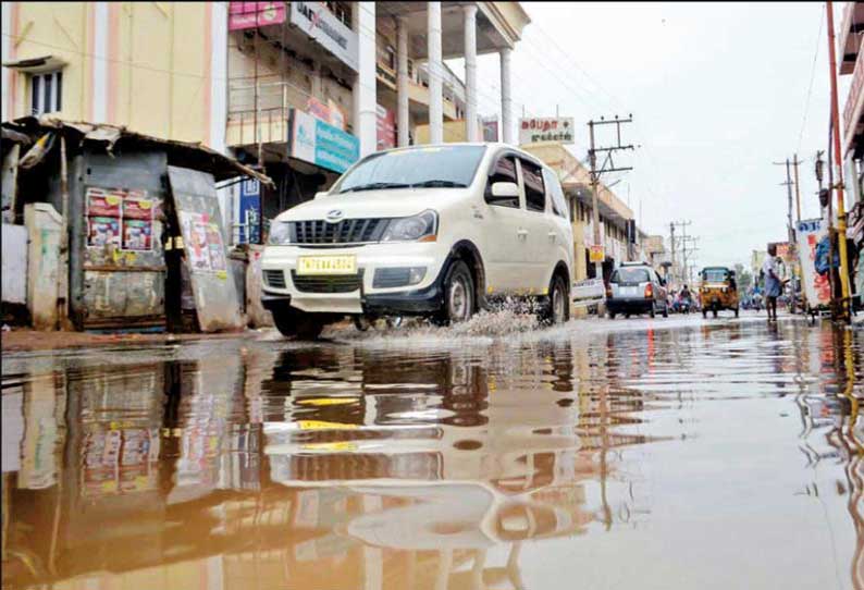 திருப்பத்தூரில் கூட்டுக்குடிநீர் குழாய் உடைந்து வீணாகிய காவிரி நீர்