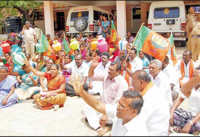 கோவில்பட்டி யூனியன் அலுவலகத்தை பா.ஜ.க.வினர் முற்றுகை