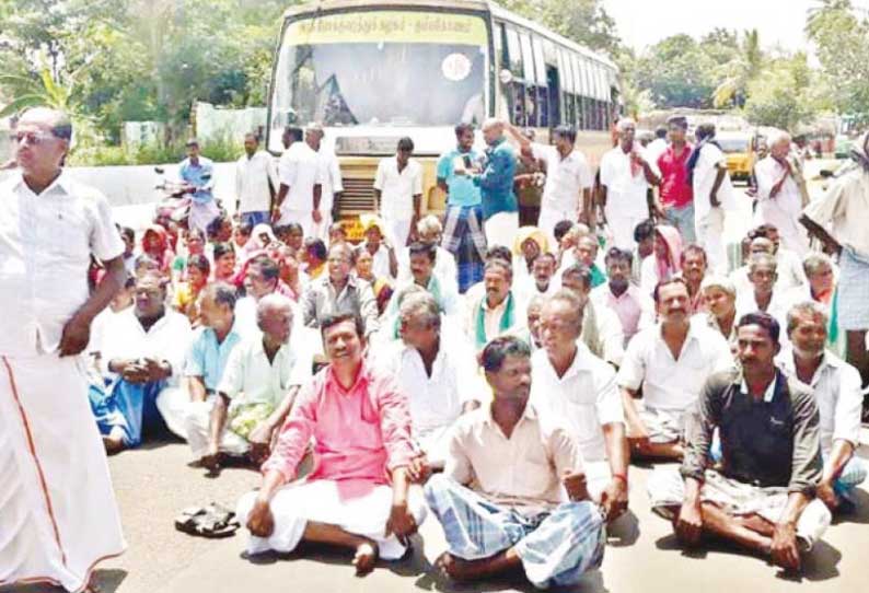 சீர்காழி அருகே பயிர்க்காப்பீட்டு தொகை வழங்கக்கோரி விவசாயிகள் சாலை மறியல் 100 பேர் கைது