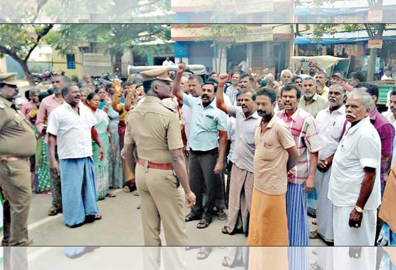 நகராட்சி அலுவலகத்தை விவசாயிகள் முற்றுகை தள்ளுமுள்ளு ஏற்பட்டதால் பரபரப்பு