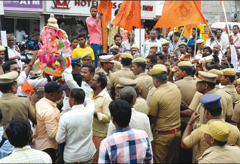 கலெக்டர் அலுவலகத்துக்கு விநாயகர் சிலைகளுடன் வந்த இந்து முன்னணியினர், சதுர்த்தி விழாவுக்கு கட்டுப்பாடுகளை தளர்த்த கலெக்டரிடம் மனு