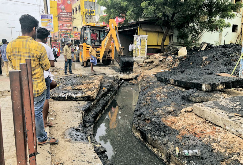 தாம்பரத்தில் கழிவுநீர் தேங்கிய கால்வாய் அடைப்பை நீக்கும் பணி தொடங்கியது