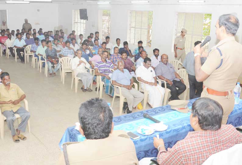 வாகன போக்குவரத்திற்கும்  பொதுமக்கள் நடை பயணத்திற்கும் இடையூராக வாகனங்களை நிறுத்த கூடாது