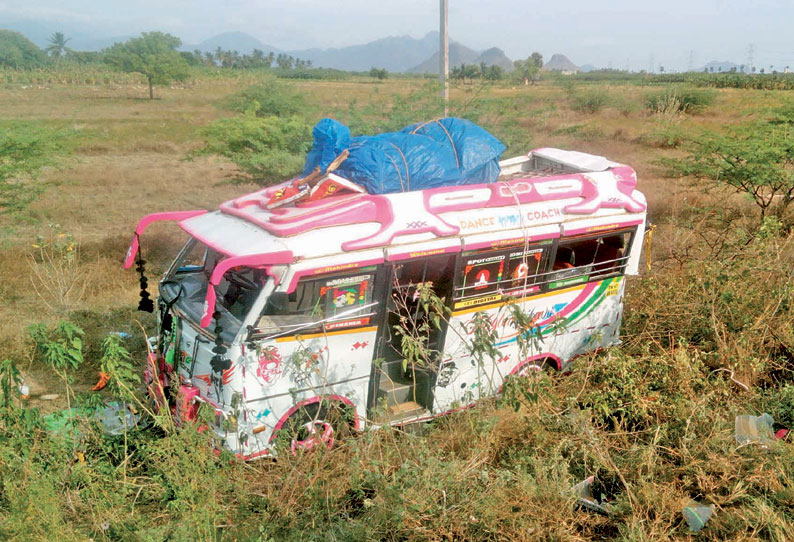 நாங்குநேரி அருகே வேனின் டயர் வெடித்து 15 பேர் காயம்