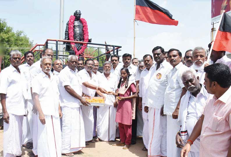 தலைவராக மு.க.ஸ்டாலின் தேர்வு: பொதுமக்களுக்கு இனிப்பு வழங்கி தி.மு.க.வினர் கொண்டாட்டம்