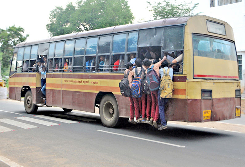 பள்ளி, கல்லூரிகளுக்கு சென்று திரும்புவதில் பரிதவிப்புகள்: பஸ், ஆட்டோக்களில் மாணவர்கள் ஆபத்து பயணம்