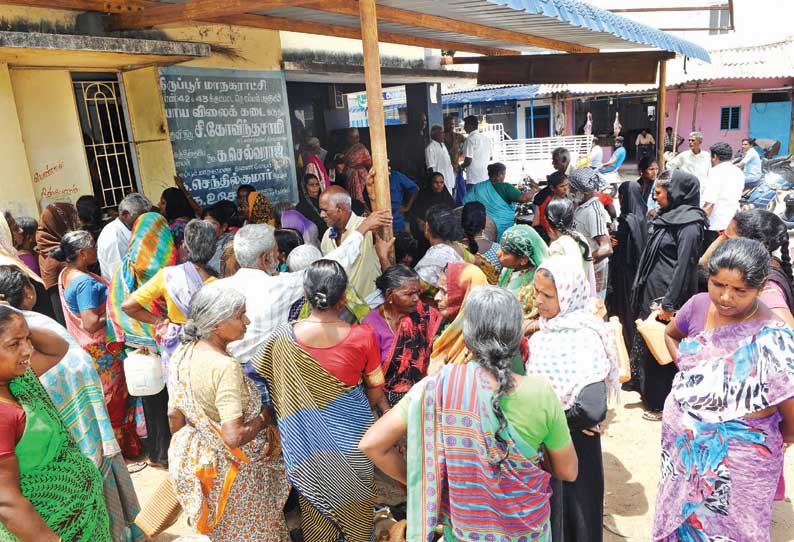 ஊழியர் தாமதமாக வந்ததால் ரே‌ஷன் கடையை முற்றுகையிட்ட பொதுமக்கள்