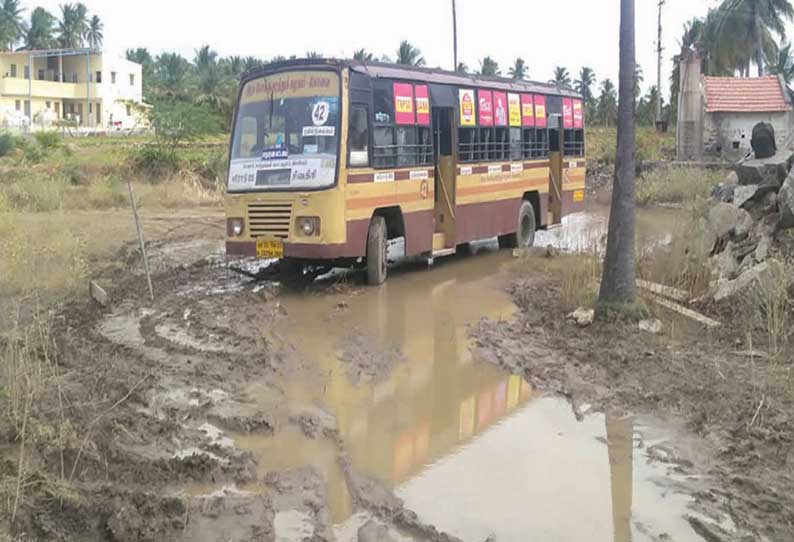 மொடக்குறிச்சி அருகே பள்ளிக்கூட மாணவ– மாணவிகளை ஏற்றிச்சென்ற அரசு பஸ் சேற்றில் சிக்கியது