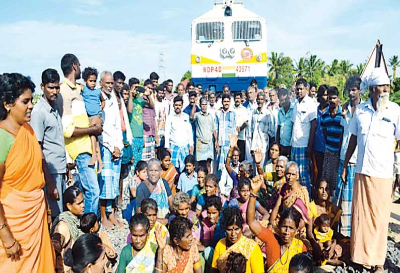 சுரங்கப்பாதை அமைக்கும் பணியால் பாதிப்பு: காட்பாடி பயணிகள் ரெயிலை மறித்து 3 கிராம மக்கள் போராட்டம்