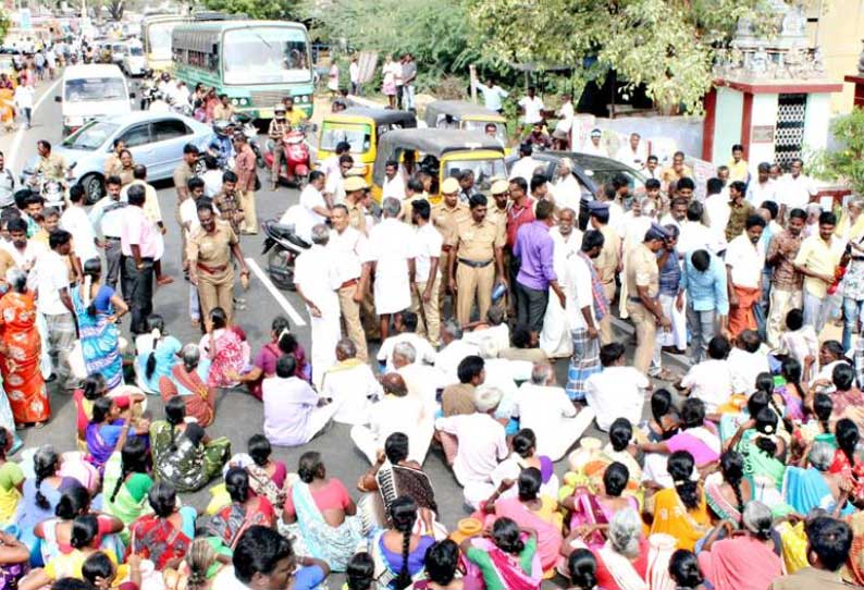 ஆண்டிப்பட்டி அருகே குடிநீர் கேட்டு காலிக்குடங்களுடன் கிராம மக்கள் சாலை மறியல்