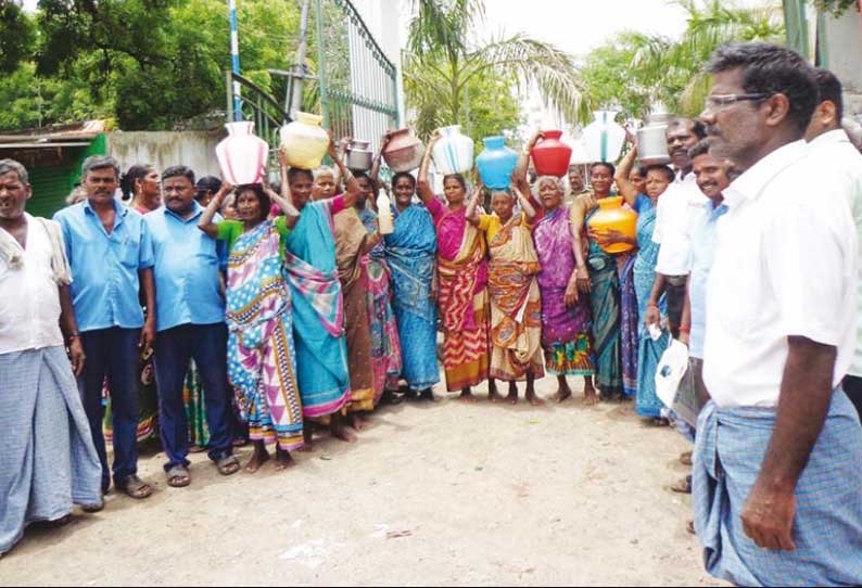 குடிநீர் தட்டுப்பாட்டை போக்கக்கோரி ஊராட்சி ஒன்றிய அலுவலகத்தை முற்றுகையிட்டு போராட்டம்