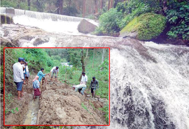 கூடலூரில் தொடரும் மழையால் நிரம்பி வழியும் தடுப்பணைகள்