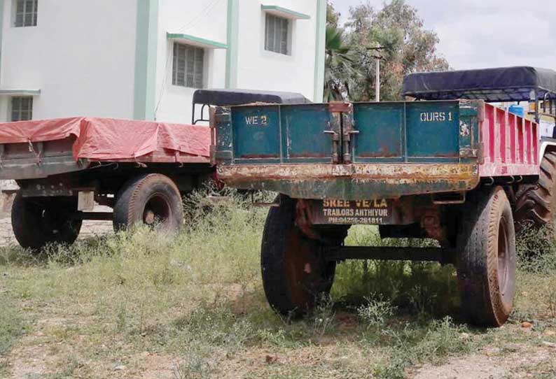 அந்தியூர் அருகே மணல் கடத்திய 2 டிராக்டர்கள் பறிமுதல்