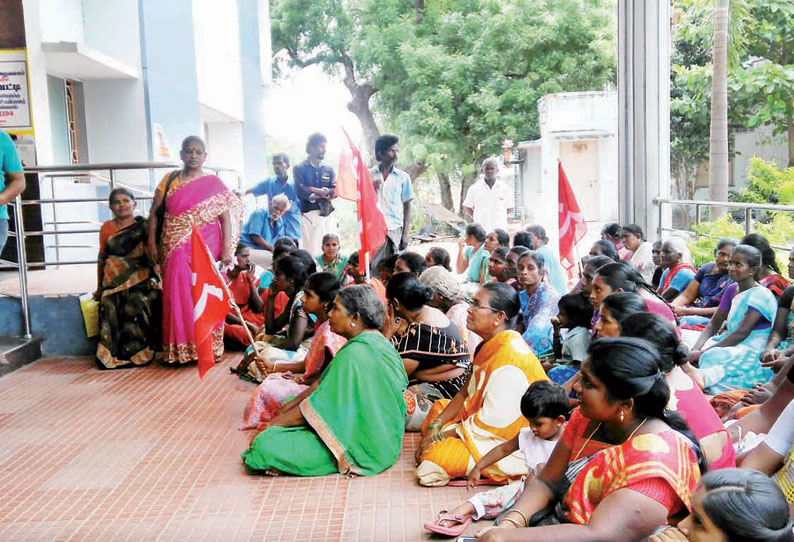 இலவச வீட்டுமனை பட்டா கேட்டு அம்பை தாலுகா அலுவலகத்தை பொதுமக்கள் முற்றுகை