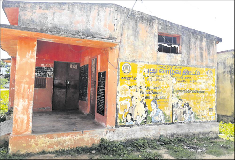 காவனூர் ஊராட்சியில் உள்ள பழுதடைந்த ரேஷன் கடையை சீரமைக்க வேண்டும் பொதுமக்கள் கோரிக்கை