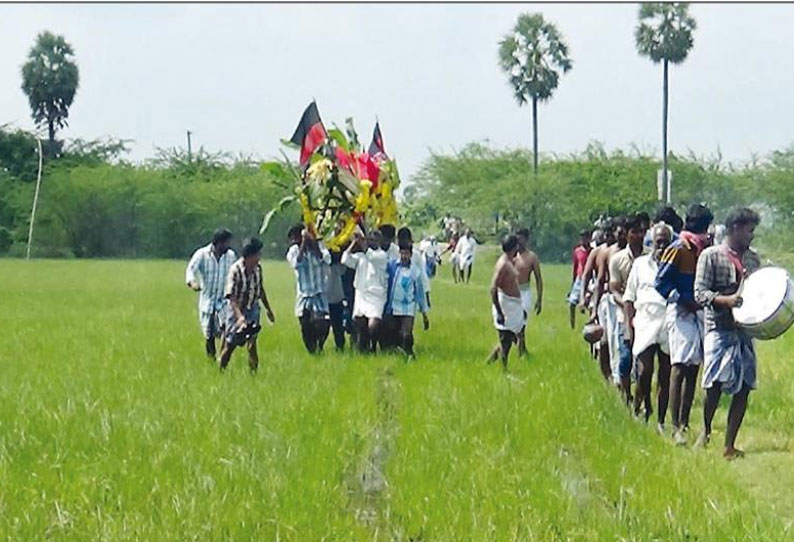 மயானத்திற்கு செல்ல சாலை வசதி இல்லாததால் இறந்தவரின் உடலை அடக்கம் செய்ய வயல் வழியாக தூக்கி செல்லும் அவலம் நடவடிக்கை எடுக்க கோரிக்கை