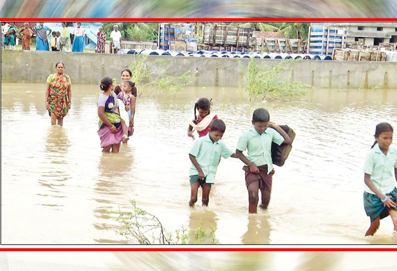 திருவாரூர் அருகே சாலையில் குளம்போல் தேங்கியுள்ள மழைநீர் மாணவ-மாணவிகள் அவதி