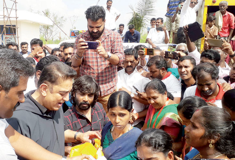 புதுக்கோட்டை மாவட்டத்தில் புயலால் பாதிக்கப்பட்டவர்களுக்கு கமல்ஹாசன் நிவாரண பொருட்கள் வழங்கினார்