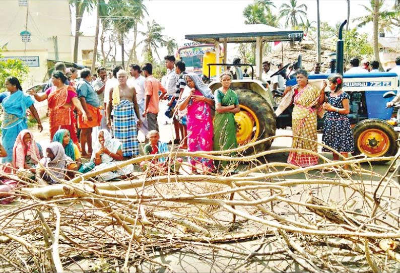 மன்னார்குடி, திருத்துறைப்பூண்டி பகுதிகளில் மின்சாரம் வழங்கக்கோரி பொதுமக்கள் சாலை மறியல்