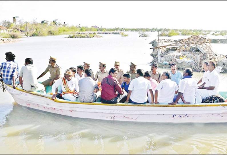 வண்டல், குண்டூரான்வெளி பகுதிகளில் நடைபெறும் சீரமைப்பு பணிகளை படகில் சென்று அமைச்சர்கள் பார்வையிட்டனர்