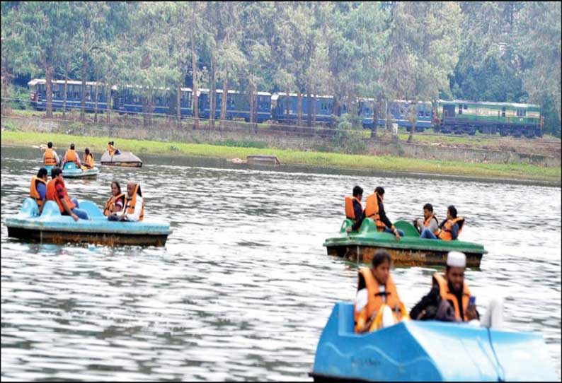 ஊட்டியில் சுற்றுலா பயணிகள் படகு சவாரி செய்தபடி மலைரெயிலை கண்டு ரசிக்க நடவடிக்கை