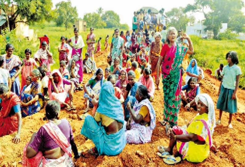 உசிலம்பட்டி அருகே சுரங்கப்பாதை அமைக்கக்கோரி கிராம மக்கள் போராட்டம்