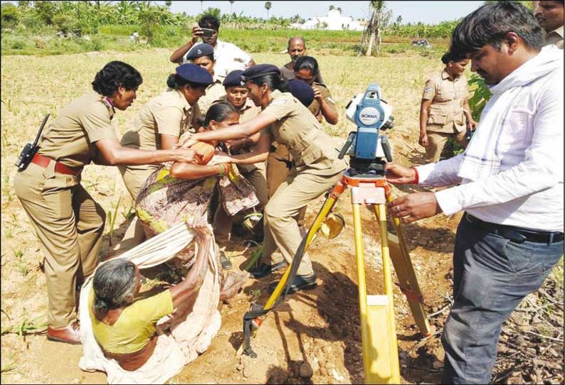 விவசாய நிலத்தில் உயர்மின் கோபுரம் அமைக்க எதிர்ப்பு: அதிகாரிகளை முற்றுகையிட்டு பொதுமக்கள் போராட்டம்