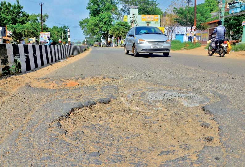 ‘சிறிய மழைக்கே தாங்கவில்லை’ பல்லாங்குழி சாலைகளால் வாகன ஓட்டிகள் அவதி