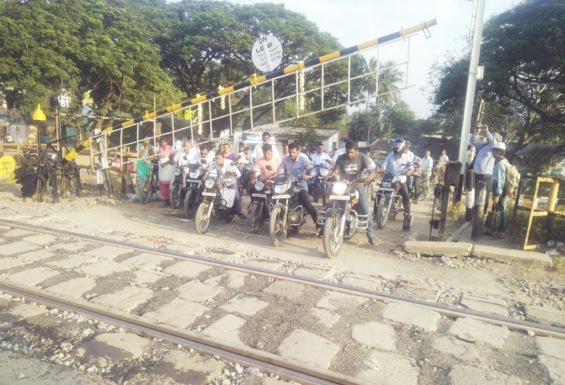 ஒரு ஆண்டுக்கு மேலாக மூடி கிடந்த வாணியம்பாடி நியூடவுன் ரெயில்வே கேட் திறப்பு பொதுமக்கள் மகிழ்ச்சி