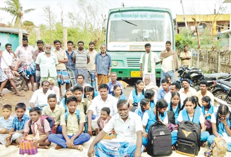 உரிய நேரத்தில் இயக்க வலியுறுத்தி அரசு பஸ்சை மாணவர்கள், பொதுமக்கள் சிறைபிடித்ததால் பரபரப்பு