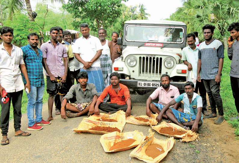 உடன்குடி அருகே மண் ஆய்வு செய்த அணுசக்தி துறை அதிகாரிகள் சிறைபிடிப்பு