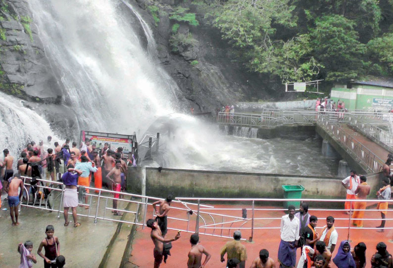 மேற்கு தொடர்ச்சி மலையில் பலத்த மழை: குற்றாலம் அருவியில் வெள்ளப்பெருக்கு