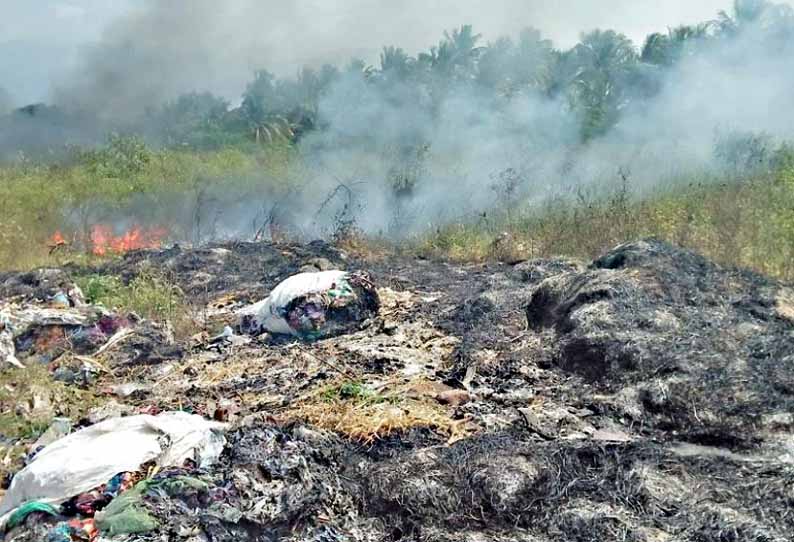 கம்பம் நகராட்சி குப்பைக்கிடங்கு அருகே: கழிவுகளை தீ வைத்து எரிப்பதால் சுகாதாரக்கேடு