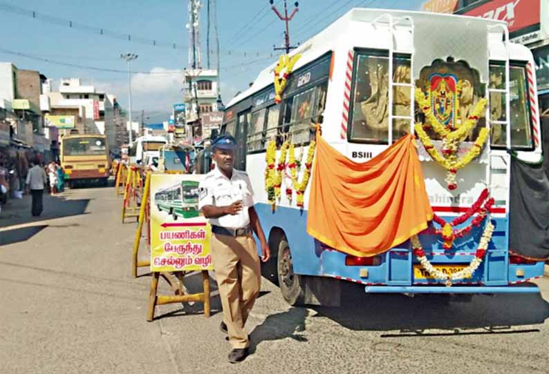 கம்பம் பழைய பஸ்நிலைய பகுதியில்: போக்குவரத்து நெரிசலை கட்டுப்படுத்த தடுப்புகள்