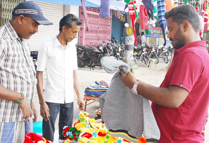 பனிப்பொழிவு அதிகரிப்பால் கம்பளி ஆடைகள் விற்பனை அமோகம்