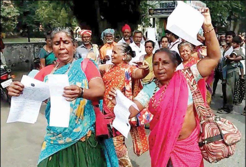 சேலம் கலெக்டர் அலுவலகத்துக்கு நடனமாடியபடி மனு கொடுக்க வந்த நரிக்குறவர்களால் பரபரப்பு போலீசாருடன் கடும் வாக்குவாதம்