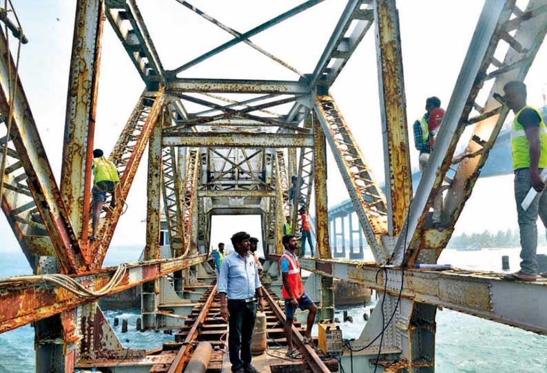 பாம்பன் தூக்குப்பாலத்தை சீரமைக்கும் பணி மீண்டும் தொடங்கியது