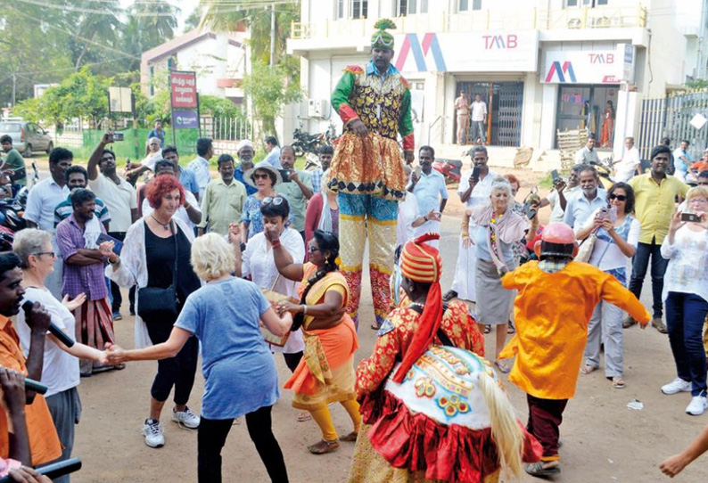 கிராமிய கலைஞர்கள் நிவாரண நிதி சேகரிப்பு