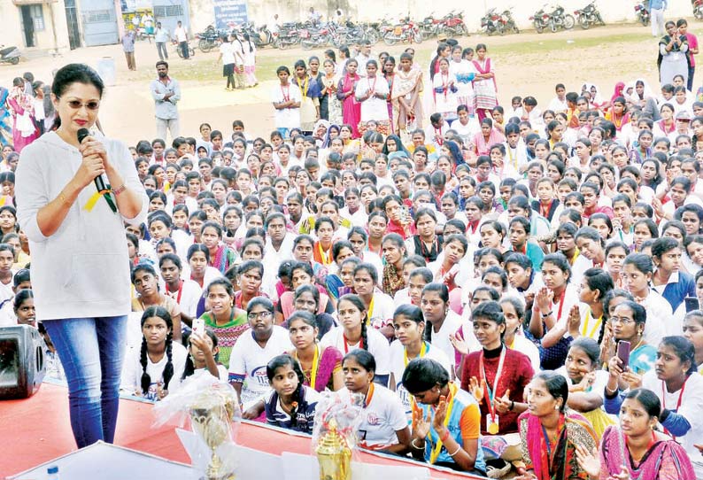 கும்பகோணத்தில் புற்றுநோய் விழிப்புணர்வு மாரத்தான் ஓட்டப்பந்தயம் நடிகை கவுதமி பரிசு வழங்கினார்