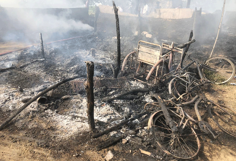 அரக்கோணம் அருகே 7 குடிசை வீடுகள் தீயில் எரிந்து சாம்பல் எம்.எல்.ஏ. நேரில் ஆறுதல்